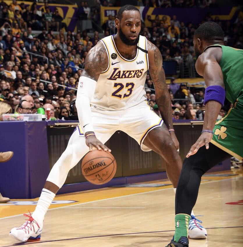  詹姆斯三双助力湖人逆转战胜凯尔特人